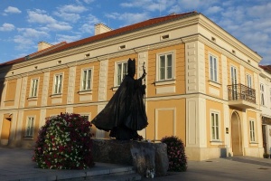 rynek w wadowicach, muzeum dom rodzinny ojca świętego jana pawła drugiego, na pierwszym planie pomnik papieża.